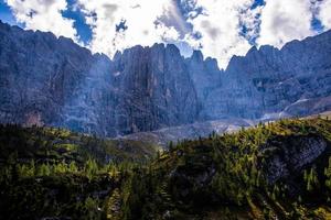 lucht en rotsen van de Dolomieten foto