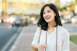 portret mooi Aziatisch vrouw reiziger glimlachen terwijl onderzoeken straat Aan zomer vakantie in Bangkok, Thailand foto