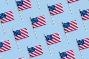 onafhankelijkheid dag concept met Verenigde Staten van Amerika vlaggen patroon top visie, vlak leggen Aan blauw achtergrond foto