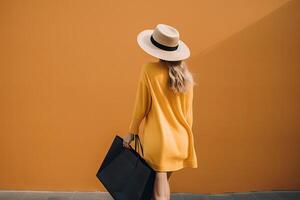 terug visie van een elegant vrouw in een hoed Holding boodschappen doen zak en op zoek Bij oranje muur, een elegant vrouwen achterzijde visie wandelen met een boodschappen doen tas, ai gegenereerd foto