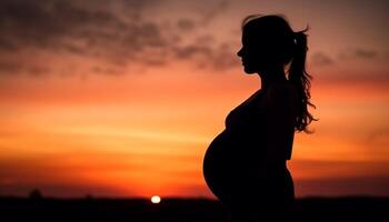 zwanger vrouw gloeiend in zonsondergang, anticiperen nieuw leven met liefde gegenereerd door ai foto