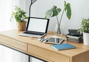 kantoorwerkplek met laptop