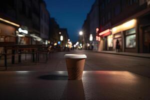 koffie kop Aan de straat Bij nacht. selectief focus. een koffie kop is Aan de tafel in voorkant van een verlichte straat licht, ai gegenereerd foto