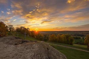 prachtige zonsondergang tijdens de herfstseizoen in het beschermde gebied van Kelso met vuurwerk foto