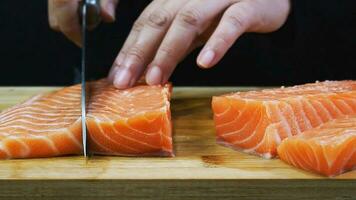 detailopname dame is tonen gemarineerd Zalm forel in bodem saus en ingrediënt knoflook en peper aan het eten met rijst- en vel zeewier, beroemd heerlijk Koreaans Aziatisch voedsel stijl foto