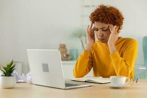 Afrikaanse vrouw aanraken tempels ervaren spanning. meisje Bij huis kantoor moe van werken gevoel hoofdpijn ziek wrijven tempels voorhoofd. lang laptop gebruik computer visie syndroom. kantoor syndroom. foto