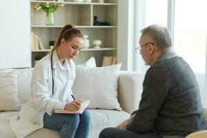 vrouw dokter onderzoeken ouder senior Mens in dokter kantoor of Bij huis. oud Mens geduldig en dokter hebben overleg in ziekenhuis kamer. geneeskunde gezondheidszorg medisch controle. bezoek naar dokter. foto