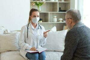 vrouw dokter onderzoeken ouder senior Mens in dokter kantoor of Bij huis. oud Mens geduldig en dokter hebben overleg in ziekenhuis kamer. geneeskunde gezondheidszorg medisch controle. bezoek naar dokter. foto