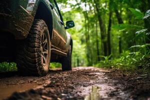 vier wiel rit suv is het rijden Aan modderig weg in oerwoud. generatief ai foto