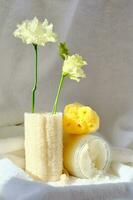 schrobben, loofah washandje en biologisch zee spons Aan de handdoek. foto