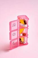 helder pil doos met verschillend pillen en vitamines. foto