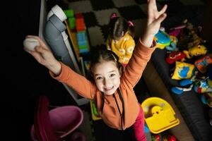 twee zussen Gooi ballen binnen buizen Bij kinderen Speel centrum. foto