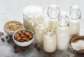 alternatieve soorten veganistische melk in glazen flessen