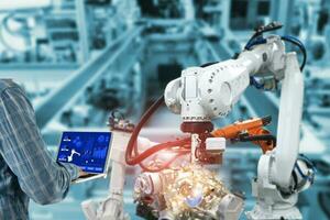 manager ingenieur controleren controle automatisering robot armen, industrieel robots, fabriek automatisering machines foto