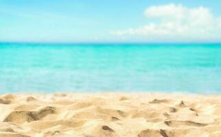 strand zanderig en zee Doorzichtig water van vakantie kom tot rust zomer foto