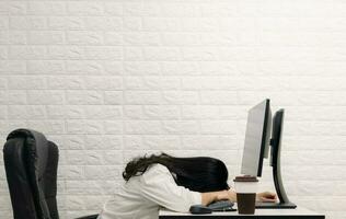 een vrouw slapen Aan de bureau computer scherm foto