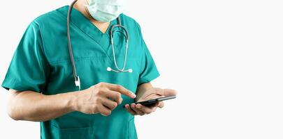 een dokter Holding een smartphone Aan een wit achtergrond foto