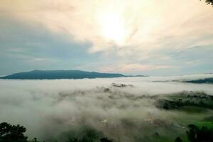 berg landschap met mist van phetchabun, Thailand foto