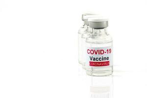 antiviraal vaccin covid-19 fles en medisch injectiespuit Aan een wit achtergrond foto