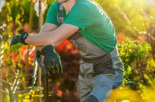 tuinman in zijn mooi tuin foto