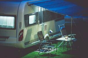 reizen aanhangwagen camping opstelling foto