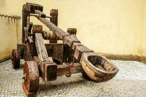 houten middeleeuws katapult foto