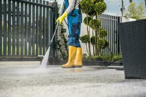 schoonmaak de oprit met druk wasmachine foto