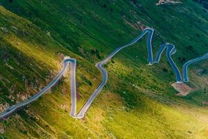 noordelijk Italië stelvio voorbij gaan aan kronkelend weg foto