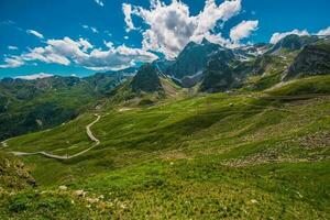 alpine voorbij gaan aan weg foto