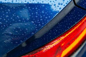 auto het wassen schoon voertuig lichaam gedekt door water druppels foto