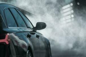 auto in de het wassen station foto