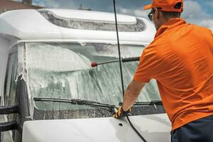 mannen druk het wassen zijn vrachtauto voorruit foto