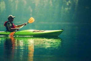 senior kayaker Aan de meer foto