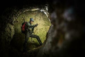 diep grot exploratie door mannen foto