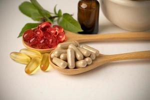 alternatieve geneeskunde kruiden organische capsule met vitamine e omega 3 visolie minerale drug met kruiden blad natuurlijke supplementen voor gezond goed leven foto