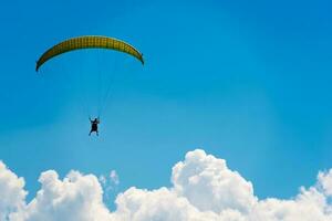 parachute over- blauw lucht foto