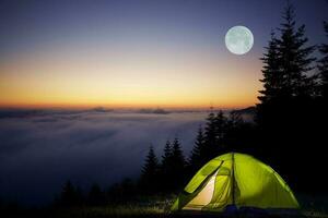 tent camping in een Woud foto