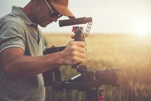 mannen nemen video schot gebruik makend van digitaal camera en gimbal stabilisator foto