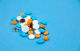 multi gekleurde pillen op een blauwe achtergrond close-up foto