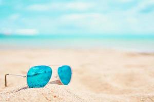 zonnebril op het strand foto