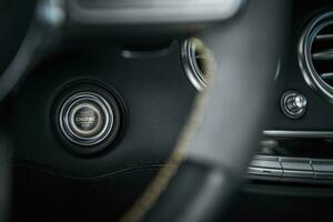 begin hou op auto motor ontsteking knop foto