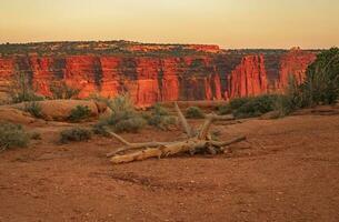 dramatisch Utah woestijn landschap landschap gedurende zonsondergang foto