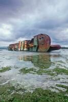 schipbreuk Aan de wit zand strand van pangandaran, west Java, Indonesië. de schip was gezonken ten gevolge naar onwettig visvangst foto