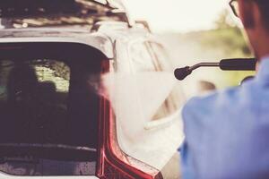 mannen in de auto wassen foto