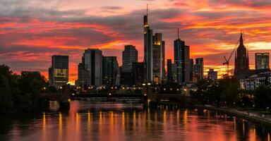 brandend lucht over- Frankfurt foto