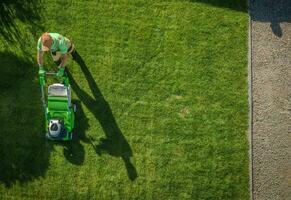 tuinman in beweging gazon foto