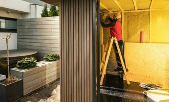 Mens isolerend nieuw gebouwd tuin schuur met mineraal wol foto