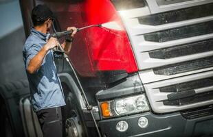 vrachtauto bestuurder het wassen zijn semi foto