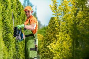 tuinman groen muur trimmen foto