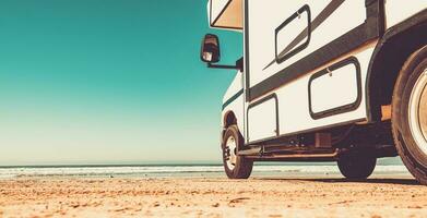 camper rv Aan een zanderig pismo strand in Californië foto